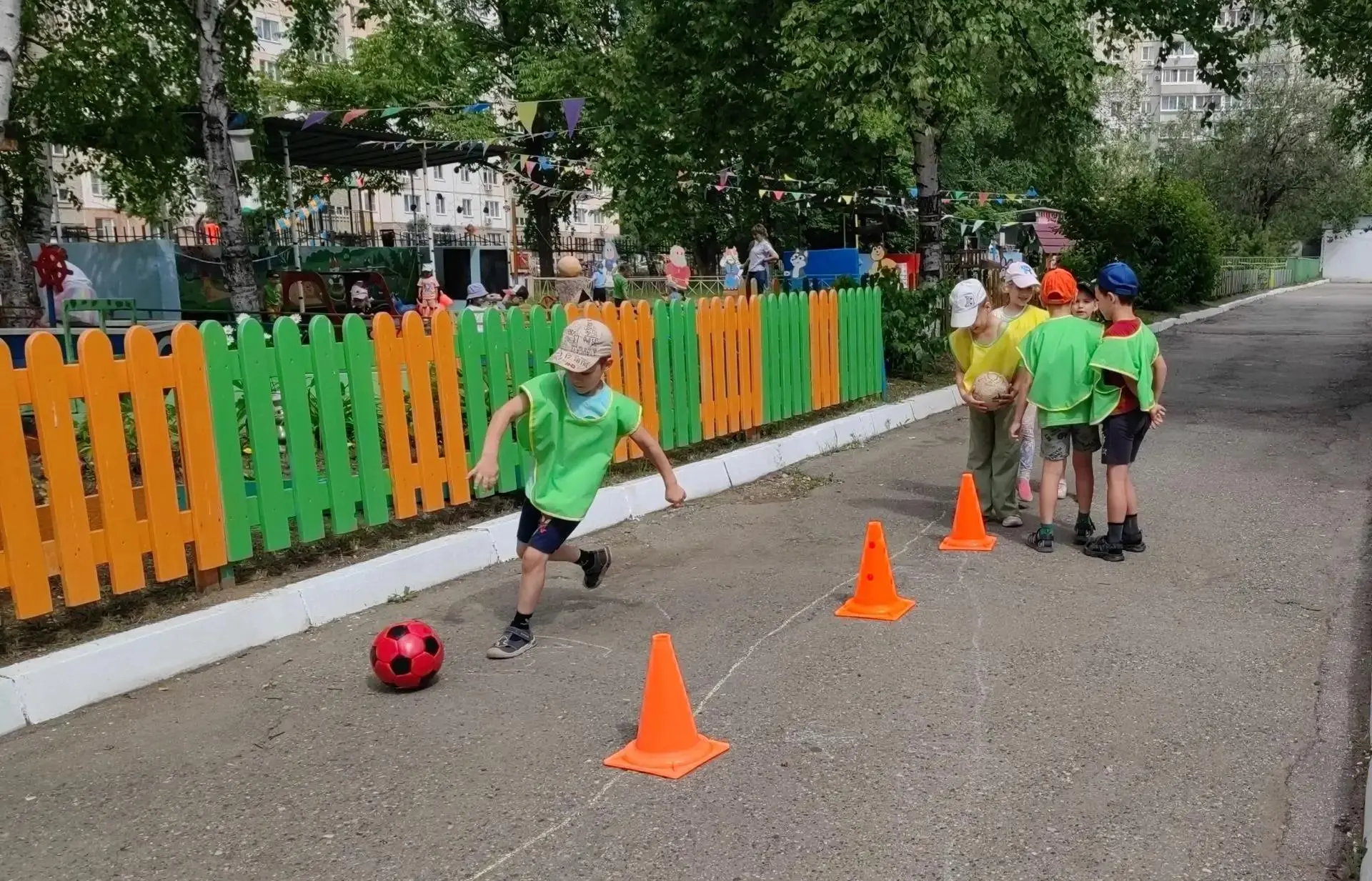 ⚽⚽⚽
Самая яркая игра — футбол!
В ней важен каждый шаг и гол,
Она полна эмоций, достиженияй,
Сплочени