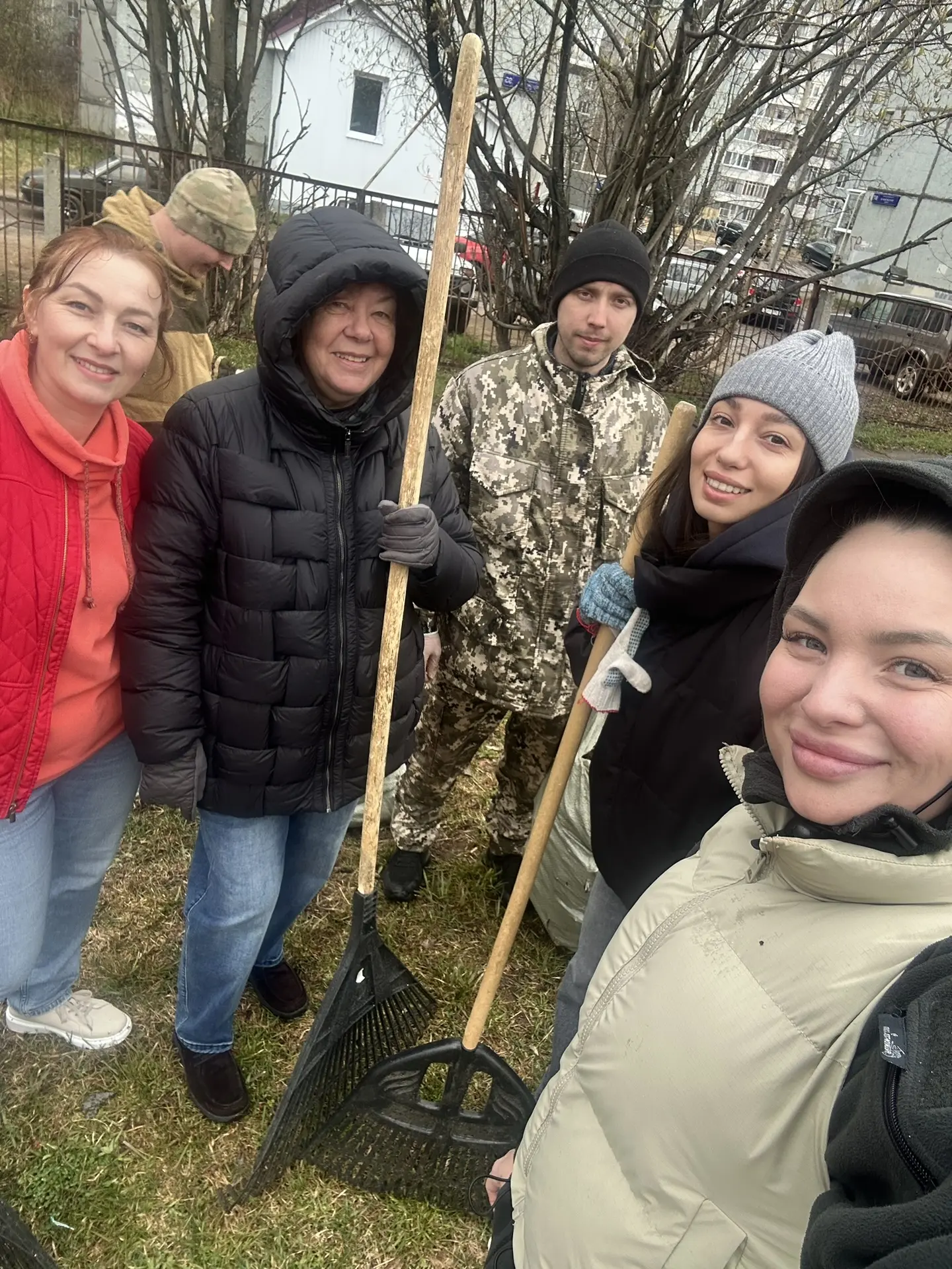 Дружно и с душой: учителя нашей школы на общегородском субботнике!  🌳🪣Сегодня учителя нашей школы др