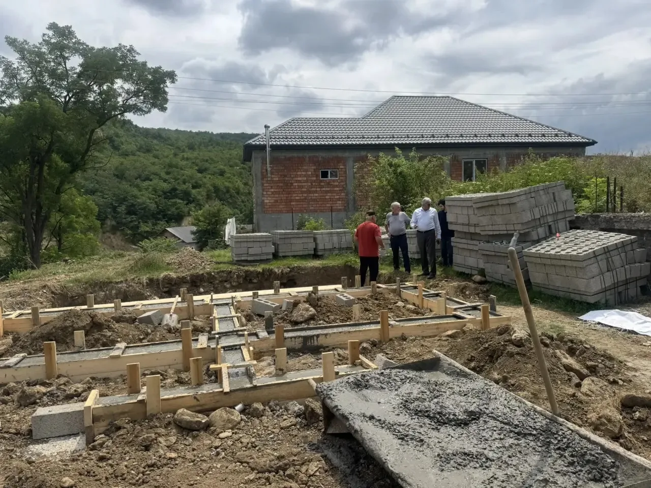 🌍Глава Новолакского района Мамати Гамзатов проверил ход восстановления школ и детсадов, пострадавши