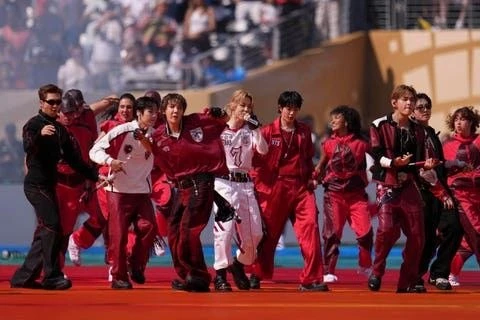 BTS снова творят историю: триумфальное выступление с хитом Dynamite на шоу в перерыве ф...