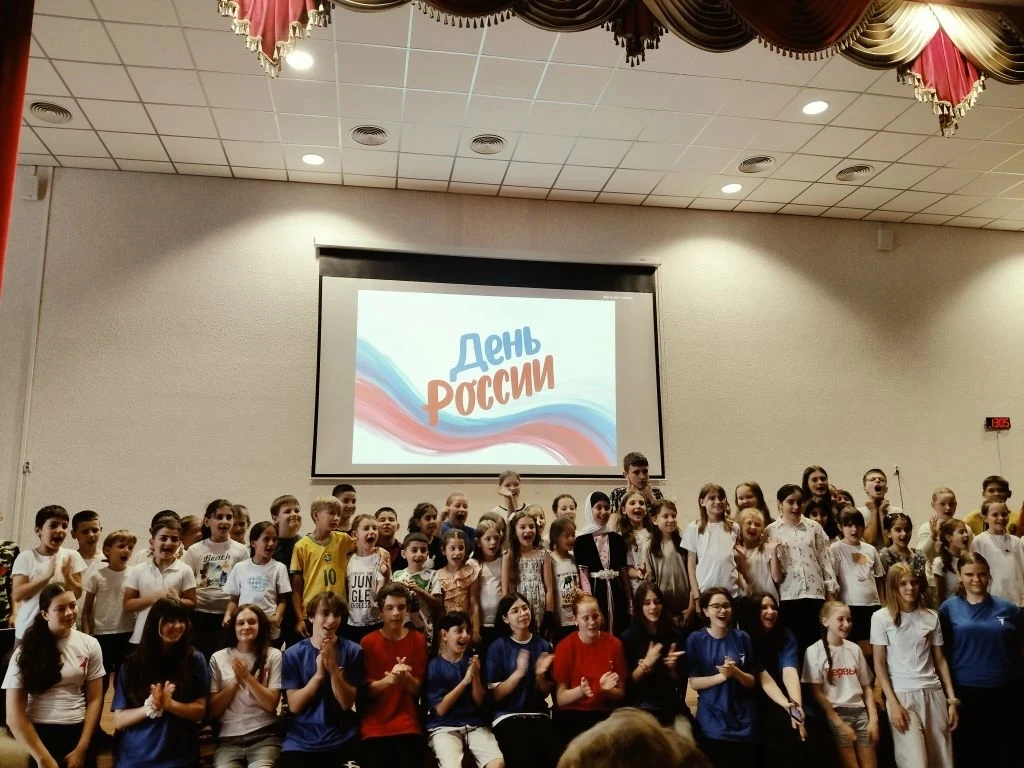 🇷🇺 С праздником, Россия! Яркий концерт в нашем школьном лагере!🎉

12 июня наш летний лагерь превр
