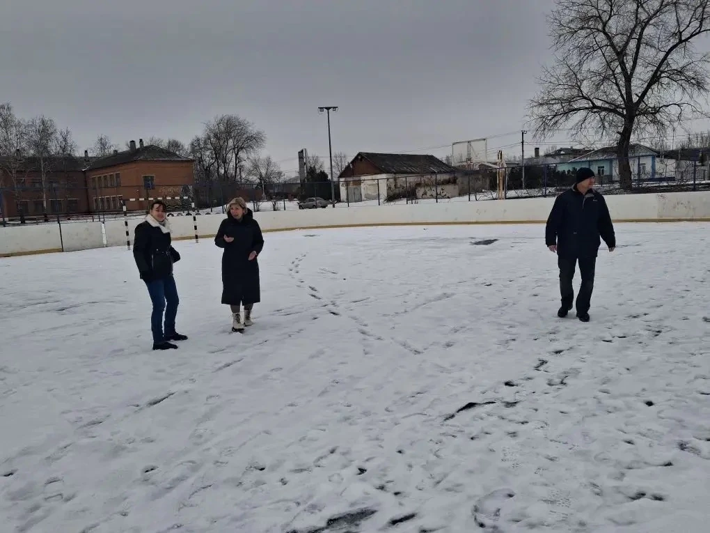В рамках акции "Безопасность детства"  комиссией нашей школы обследовались школьные площадки — это в