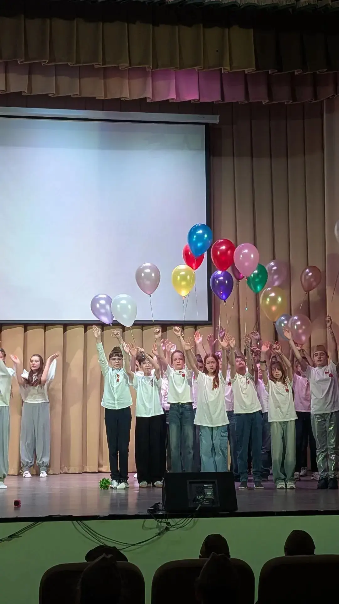 12 мая в 5- х и 6-х классах вновь звучали Победные песни Великой отечественной войны. Учащиеся отдал