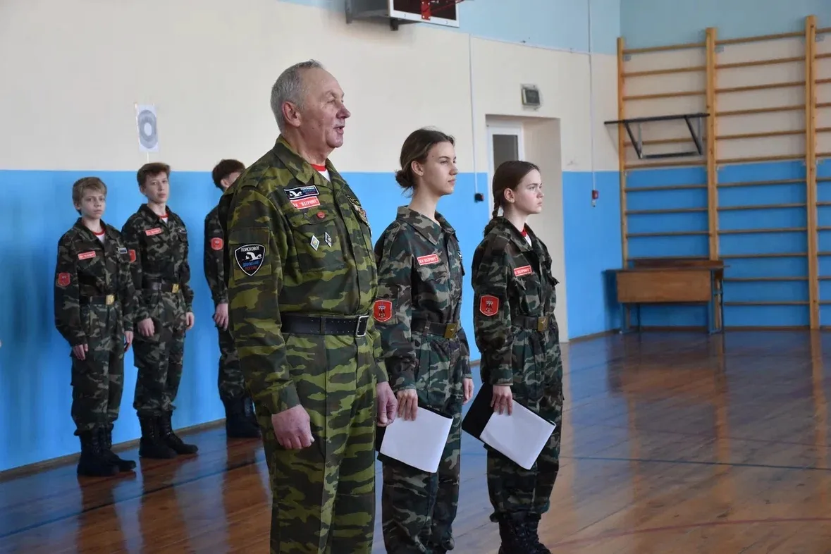В школе прошел отборочный этап военно-патриотической игры «Зарница 2.0» 🇷🇺  Наши ребята состязались 