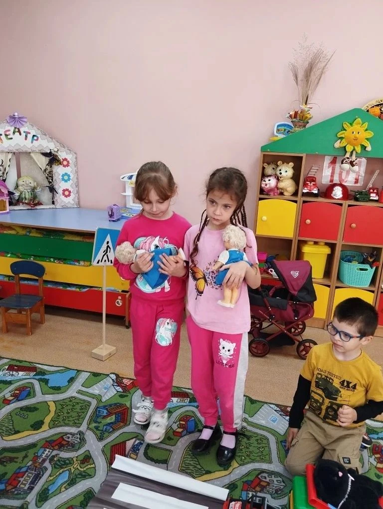В рамках месячника безопасности дорожного движения, в старшей группе "Солнышко" дети не только закре