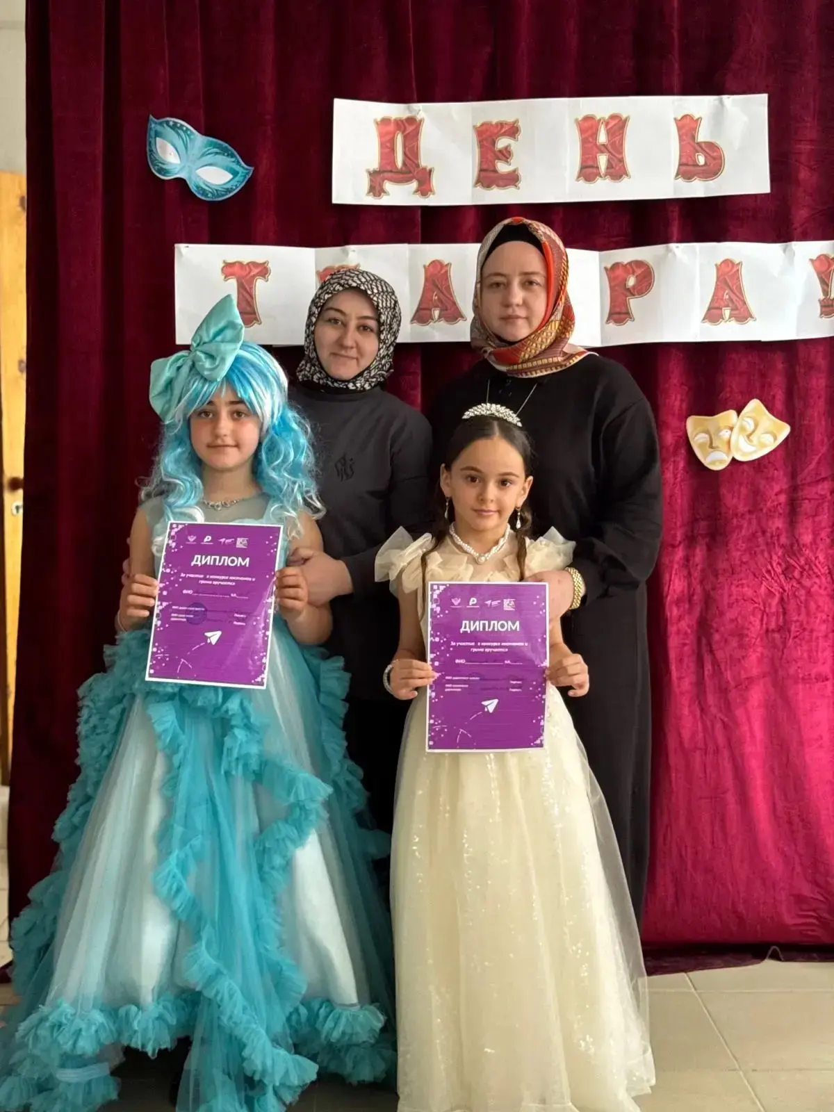 🎉 День театра: Конкурс костюмов зажёг яркие огни! 🎉 В рамках празднования Дня театра наш школьный те