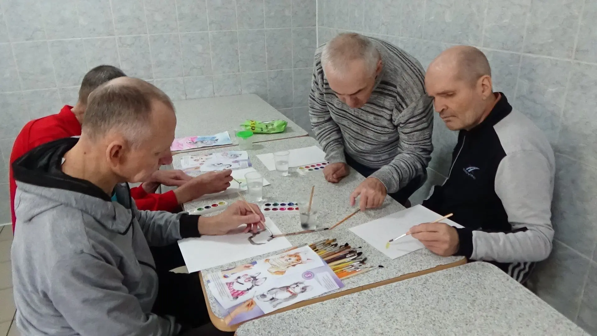 На этой неделе получатели социальных услуг на кружке «Умелые ручки», познакомились с новой техникой 