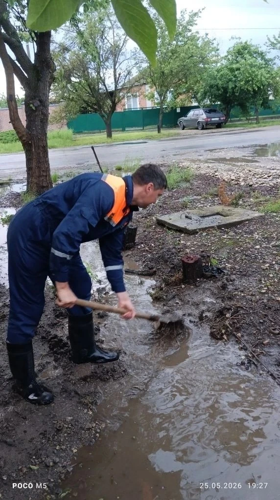 Борьба с водой идёт полным ходом. Спасатели ПАСО оказывают помощь в устранении последствий дождей, з
