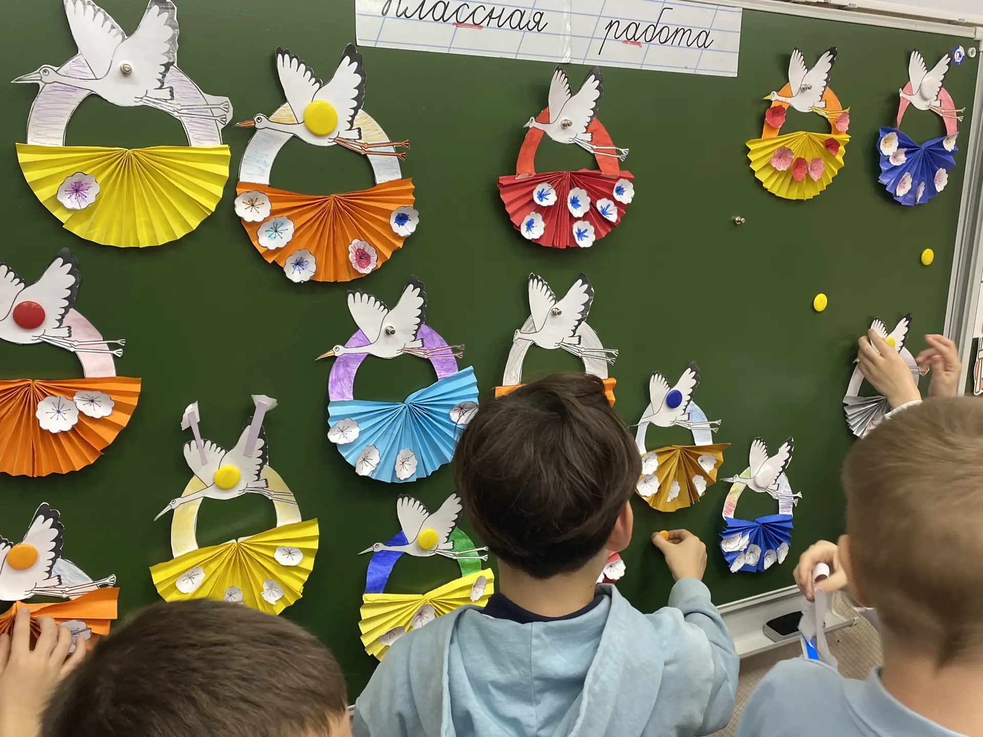 🌷🌿ДЕНЬ ВЕСНЫ И ТРУДА! 🌿🌷  Наш 2 «Б» класс готовится ко Дню весны и труда! Ученики с большим интересо