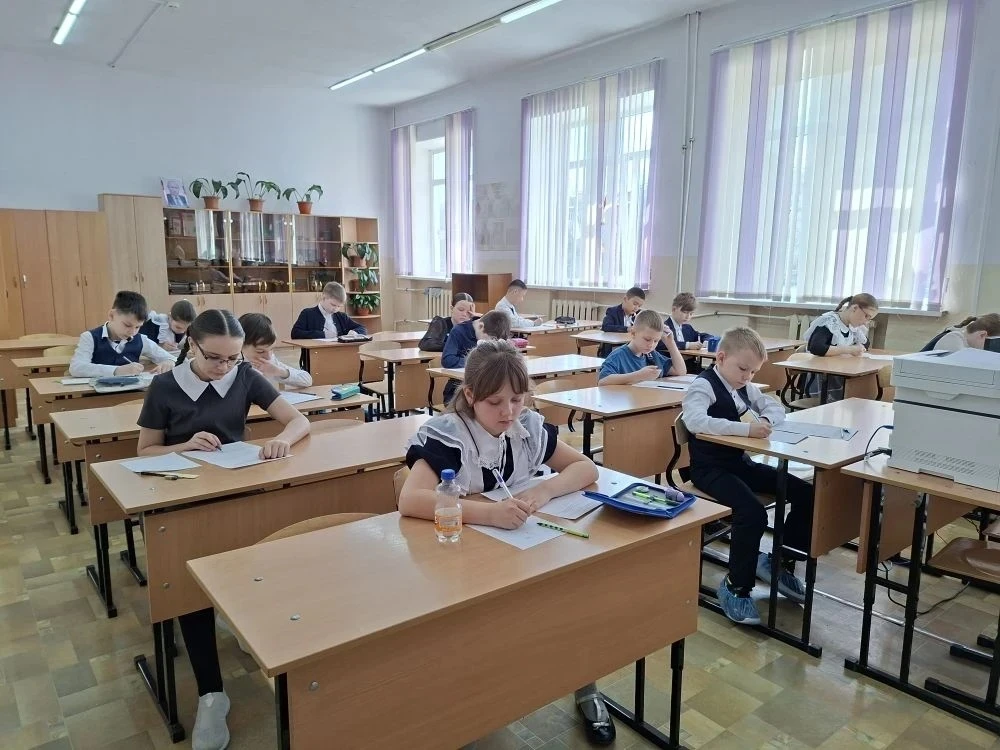 Ученики 4В покорили математические вершины! 🏆 18 апреля в Уссурийске прошла ежегодная муниципальная 