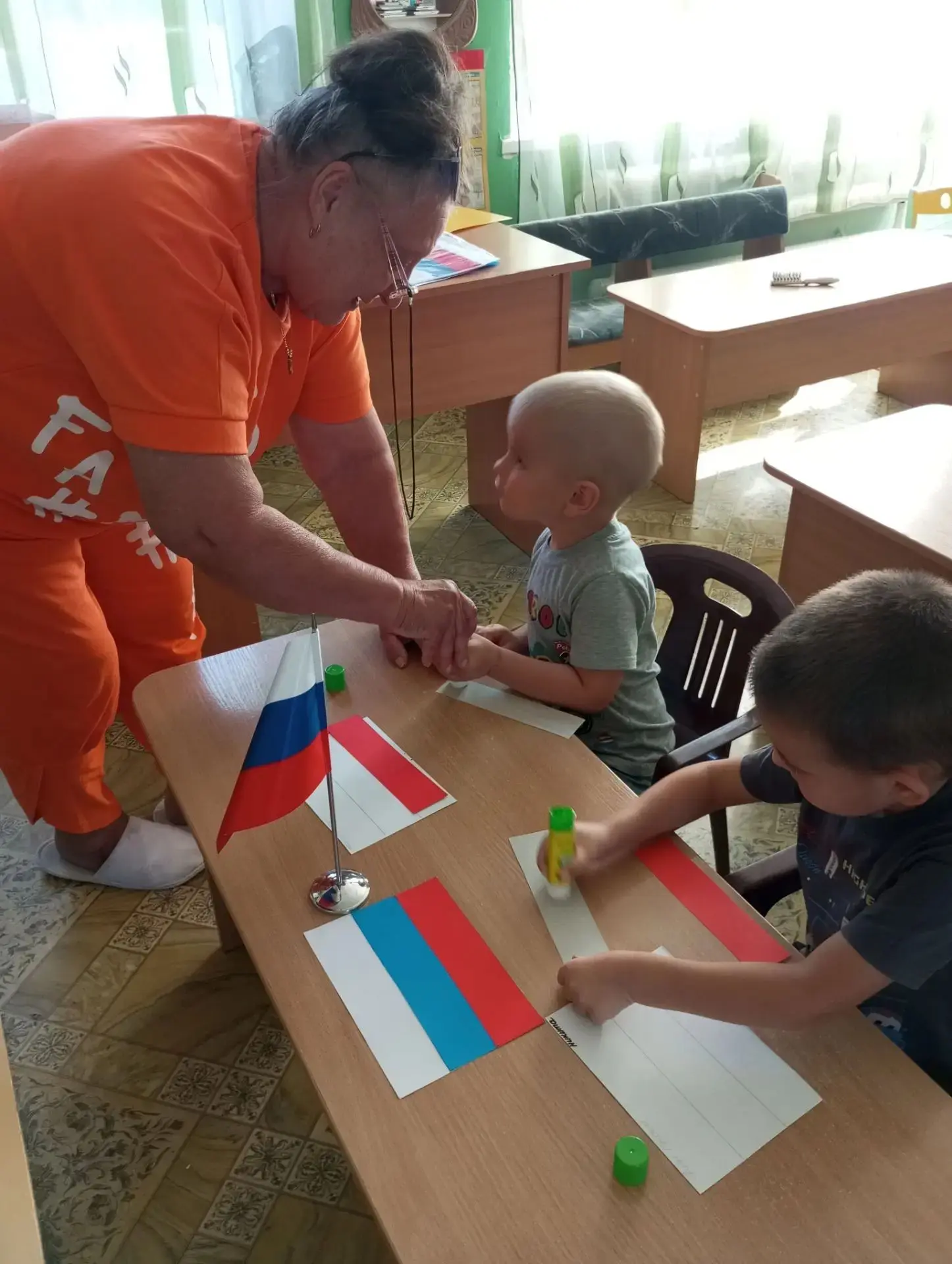 **День флага: Увлекательная аппликация с детьми в детском саду! 🇷🇺**