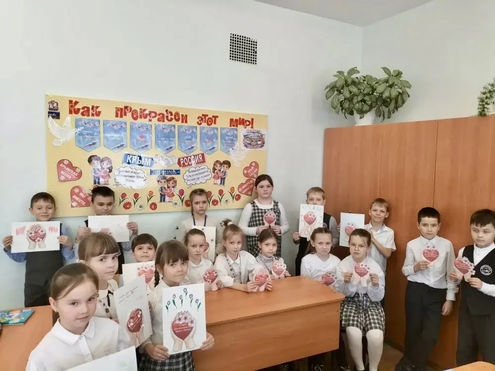 День единения народа: школьники Медведевской гимназии отметили воссоединение Крыма с Россией  День в