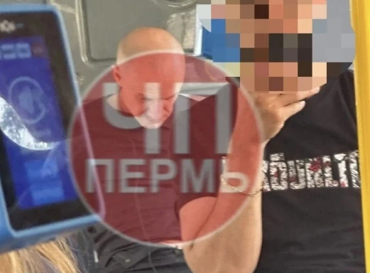 🤬🚌 Неадекватный мужчина в пермском автобусе: дети в салоне, а он «проветривается» и ехидничает

В 