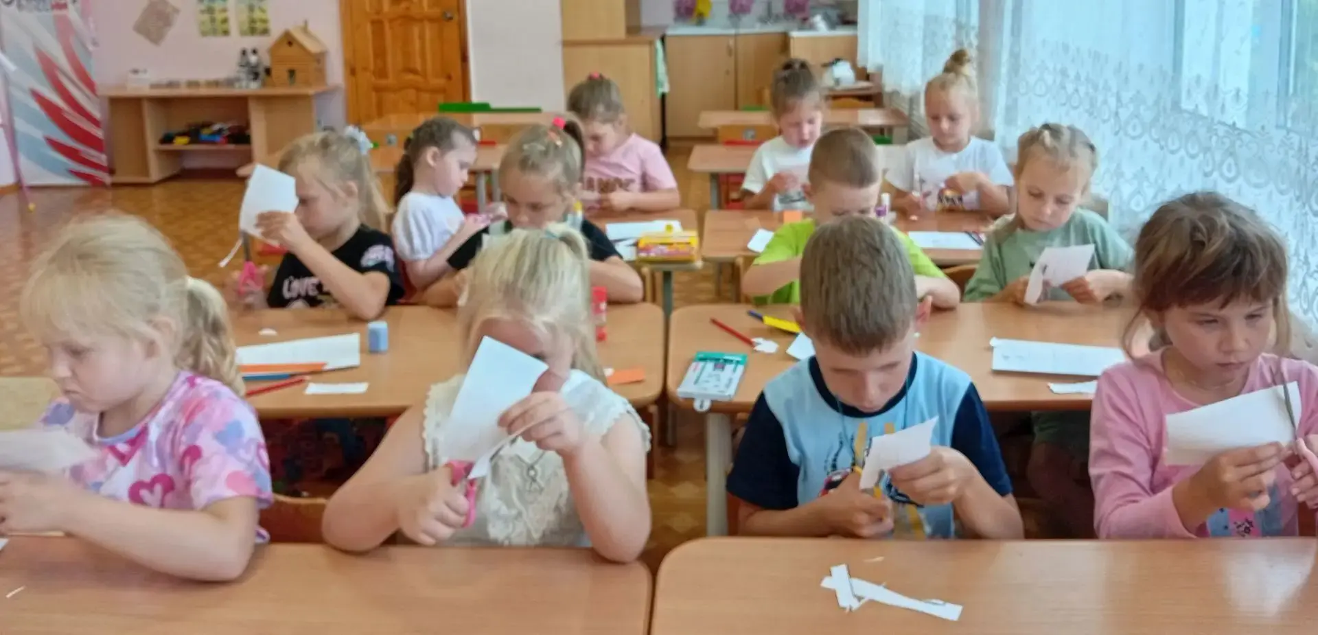 В старшей группе "Сказка" прошло занятие по изготовлению аппликации "Российский триколо...