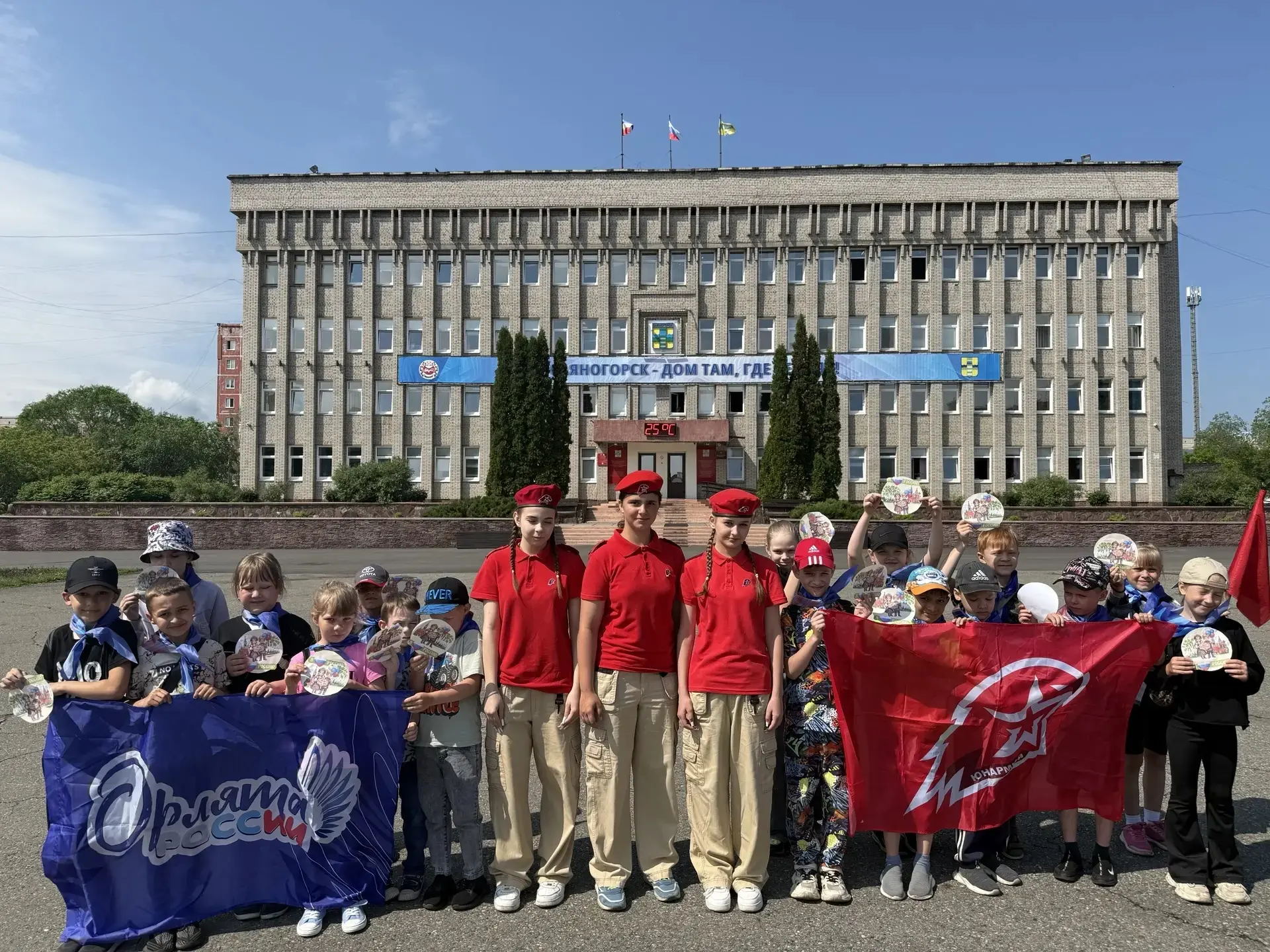 Мы славим тебя, Россия!

Юнармейцы отряда «Пламя» и «Орлята» 2-й саяногорской школы провели патриоти