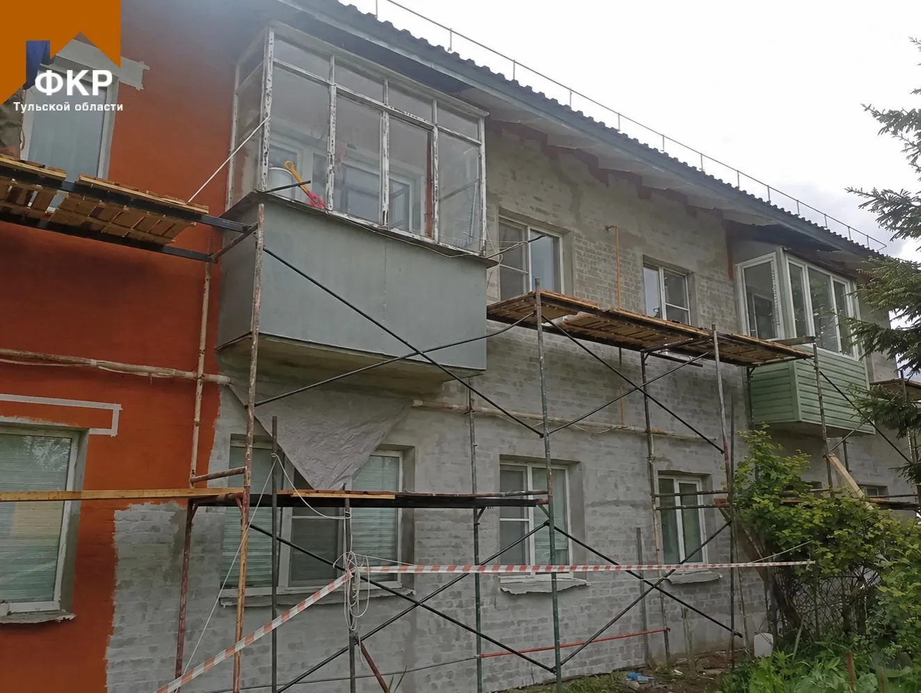 🏡 Весна – время обновления фасадов: в поселке Центральном завершается капремонт фасада 

🎨 С прихо