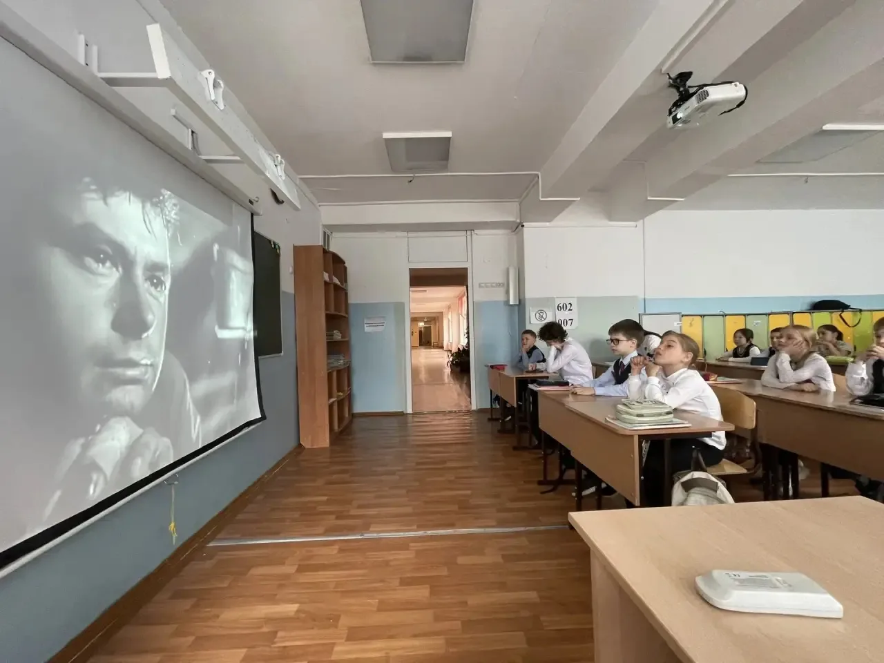 «Кадры Победы»: в нашей школе стартовали кинопоказы в рамках проекта «Знание. Кино» 🎬🇷🇺  В преддвери
