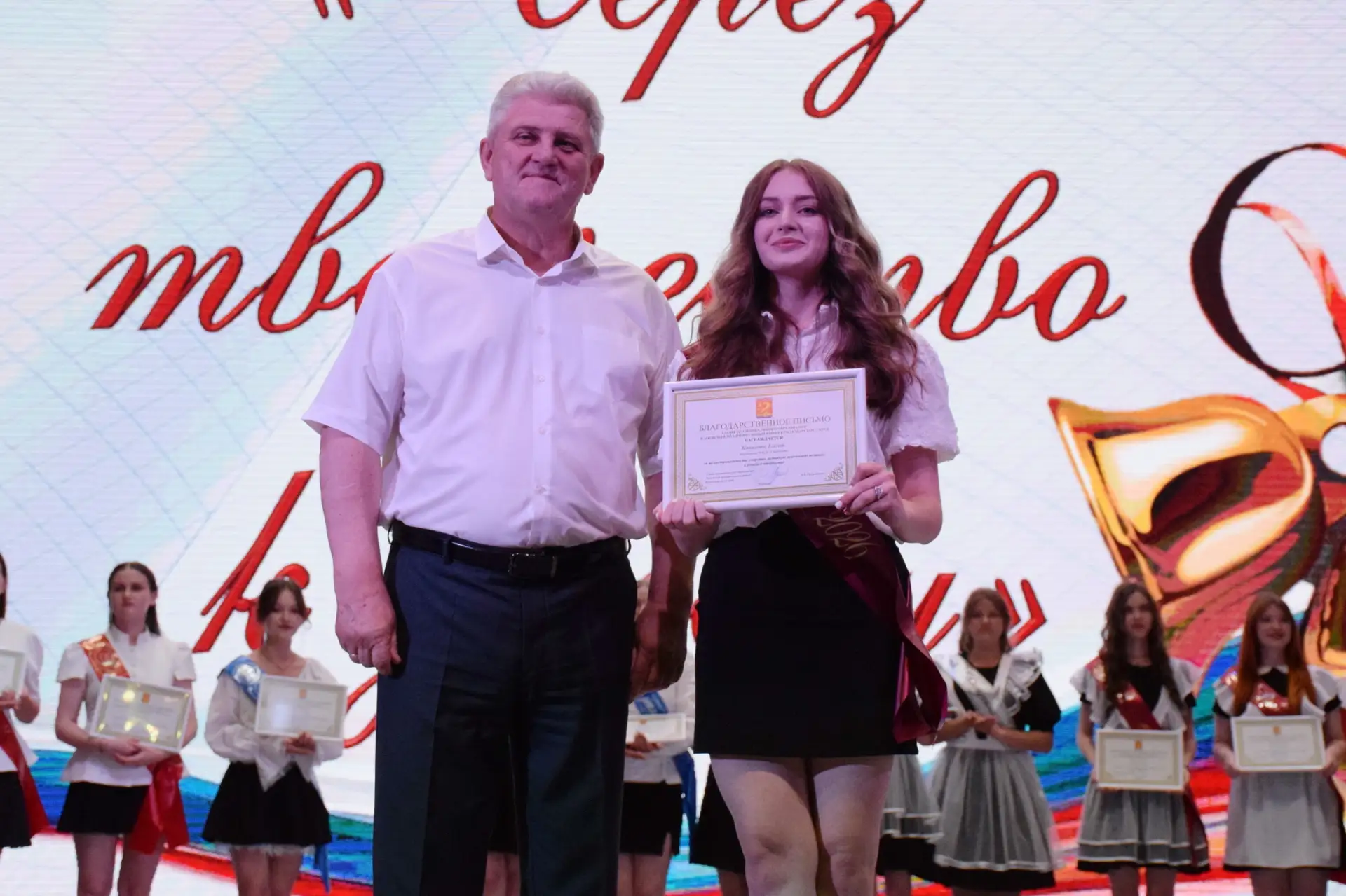 Искусство движения и сила духа  На сцене те, кто 11 лет доказывал: школьная жизнь может быть яркой. 