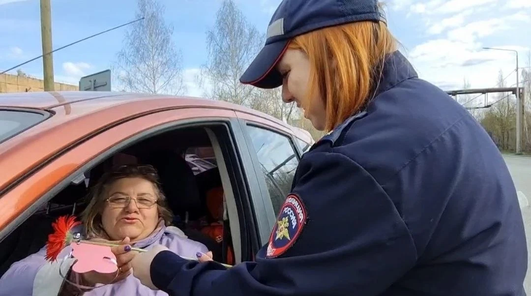 👮🌷 Цветы вместо штрафов: акция для трезвых водителей на Среднем Урале  В Свердловской области проход