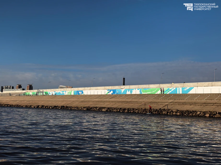 🎨 На дамбе в Хабаровске появился 130-метровый мурал о ТОГУ