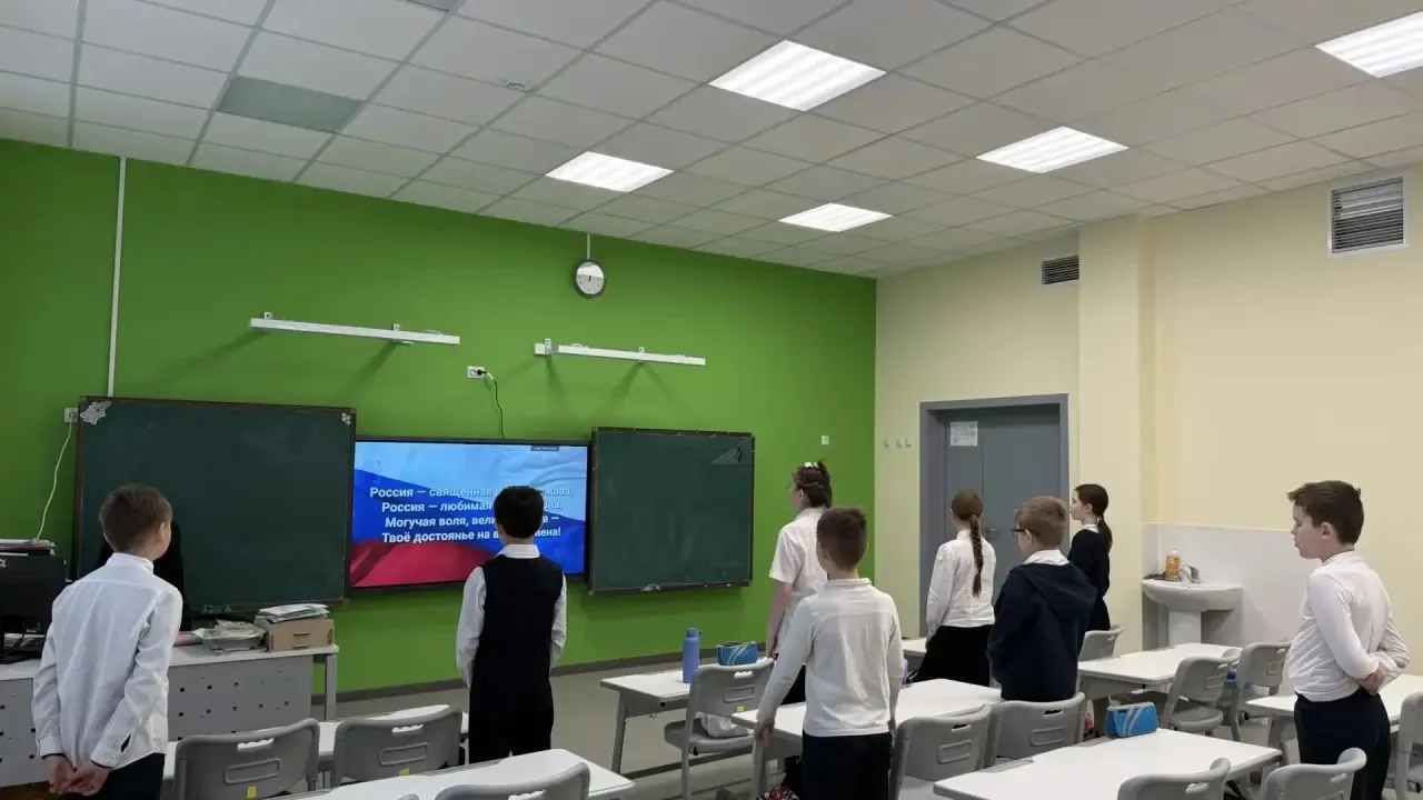 🇷🇺РАЗГОВОРЫ О ВАЖНОМ🇷🇺   👩‍💻Сегодня, 9 февраля, во 2-м корпусе МАОУ “Школа No 32” после пения гимна 