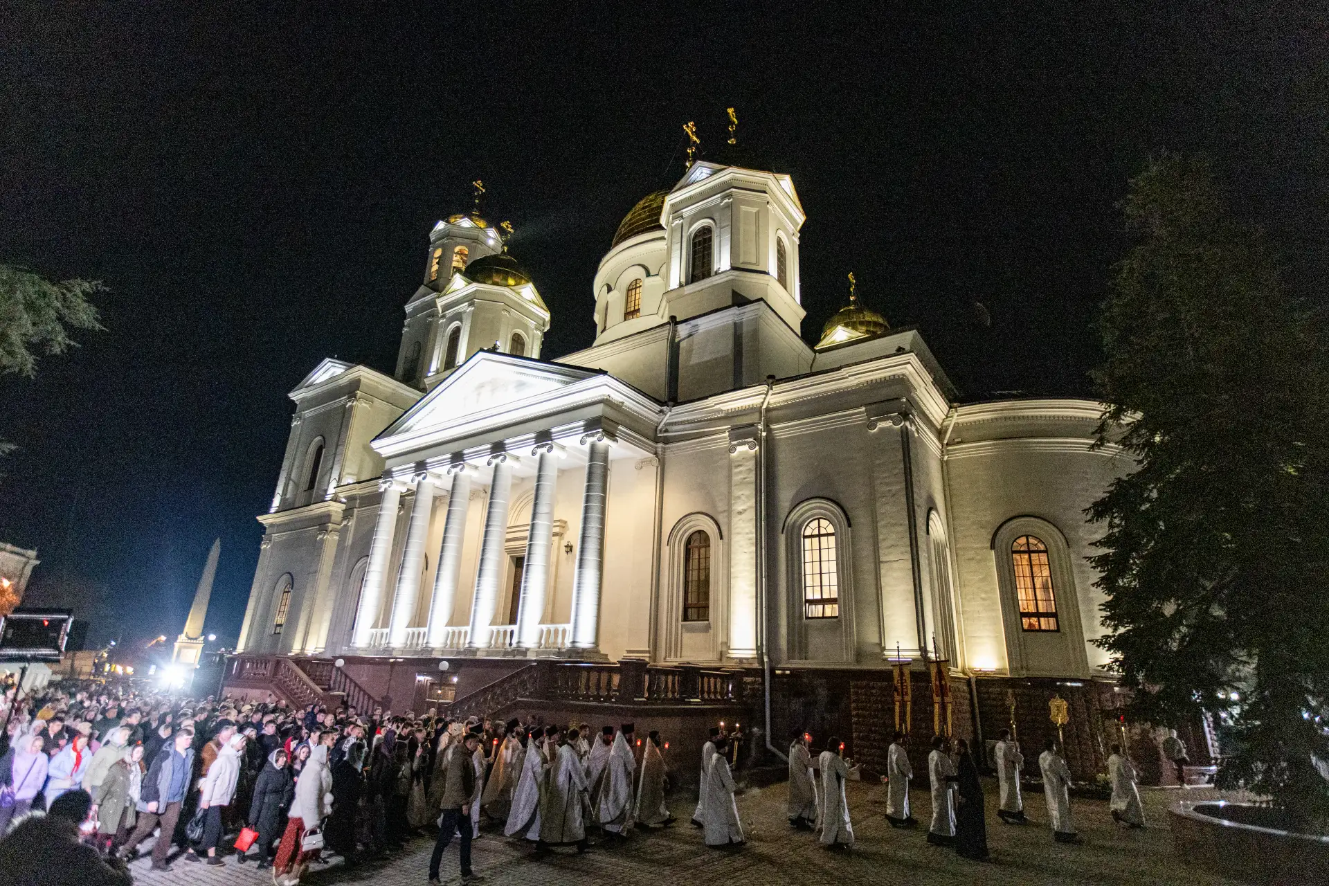 ✨ Митрополит Тихон возглавил Пасхальное богослужение в кафедральном соборе Симферополя  В ночь с 11 