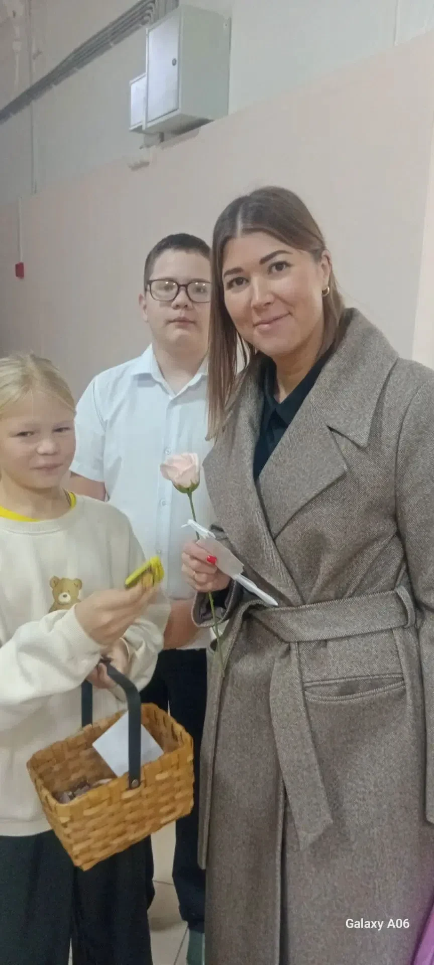 Утро в нашей школе сегодня началось по-настоящему празднично! Едва переступив порог, на...