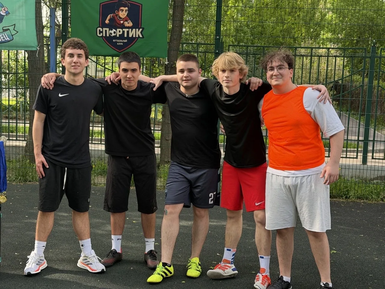 Встреча поколений на футбольном поле!  ⚽️ На школьном стадионе состоялся по-настоящему особенный мат