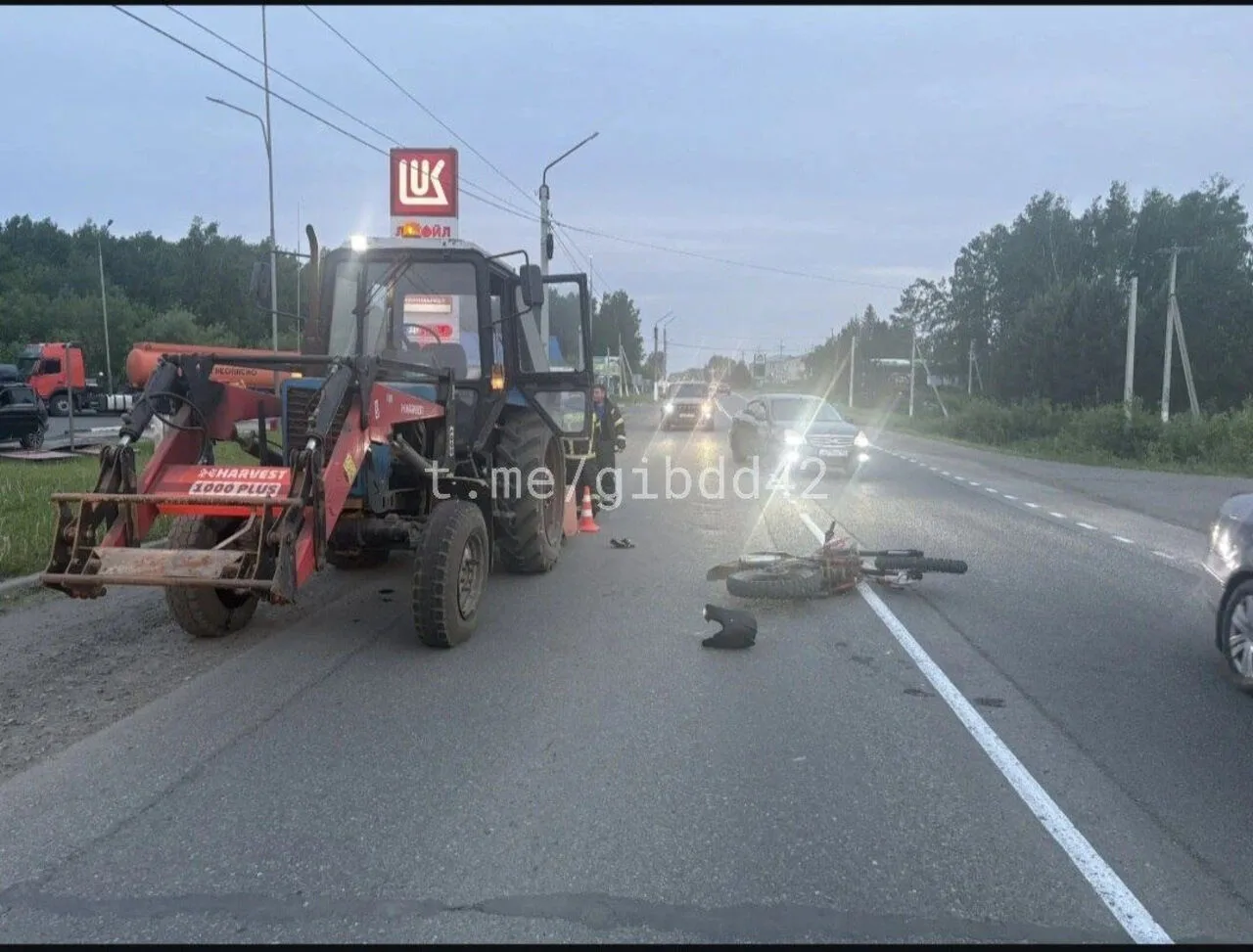 В Мариинске подросток на питбайке врезался в трактор "Беларус"