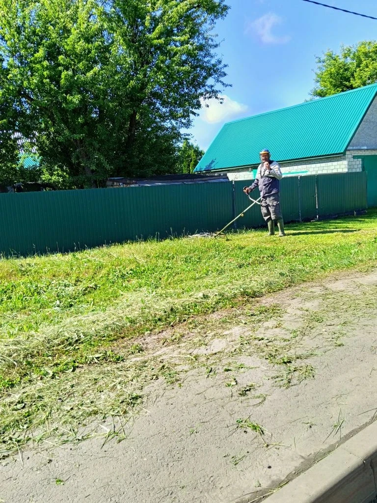 В р.п. Башмаково ежедневно ведется работа по окосу травы значимых мест, улиц и обществе...