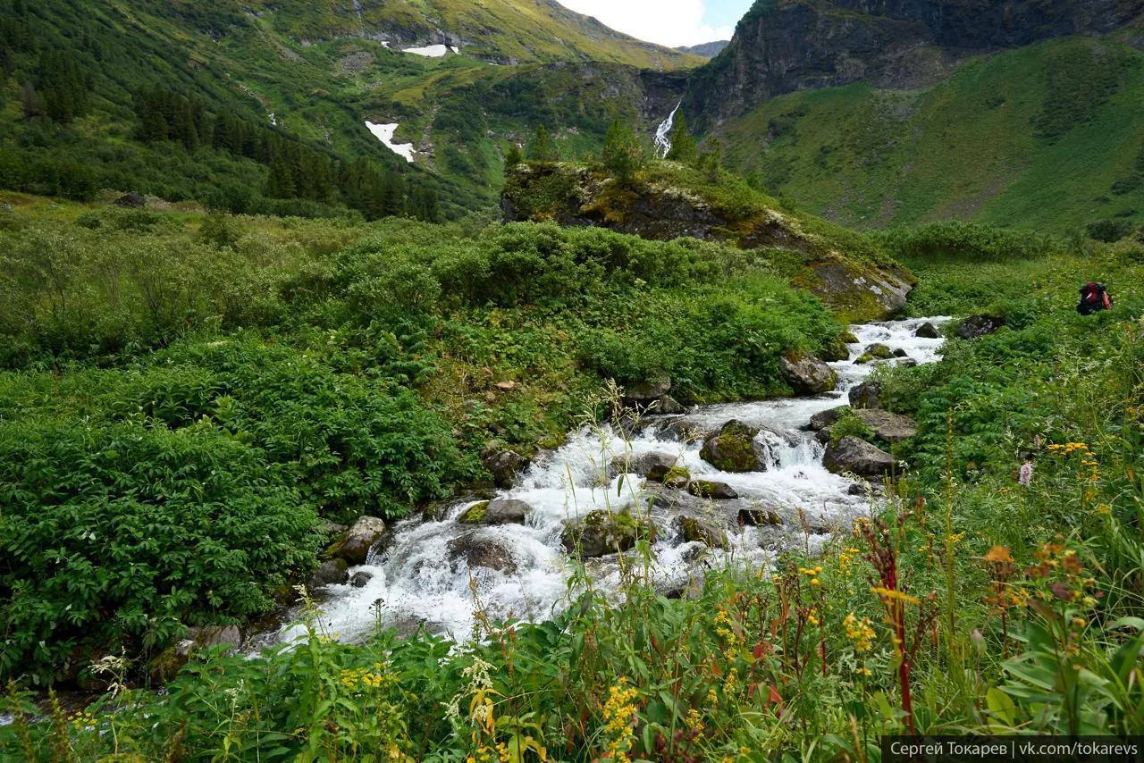 Долина Водопадного ручья в золотых красках сезона. Фотограф Сергей Токарев запечатлел с...