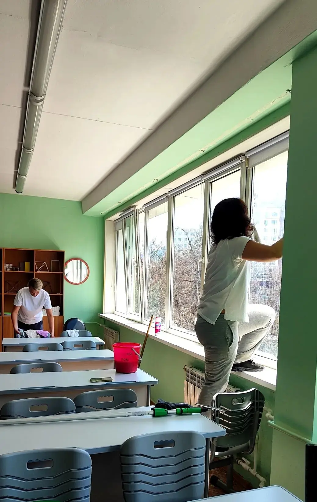 «Чистота — залог знаний!» ✨  Сегодня наши замечательные  родители 5"М" класса вместе с Классным руко