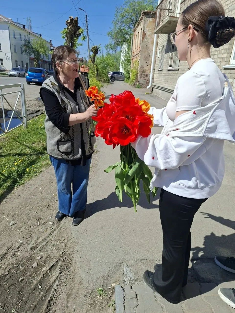 В преддверии Дня Победы активисты Движения Первых с советником директора по воспитанию ...