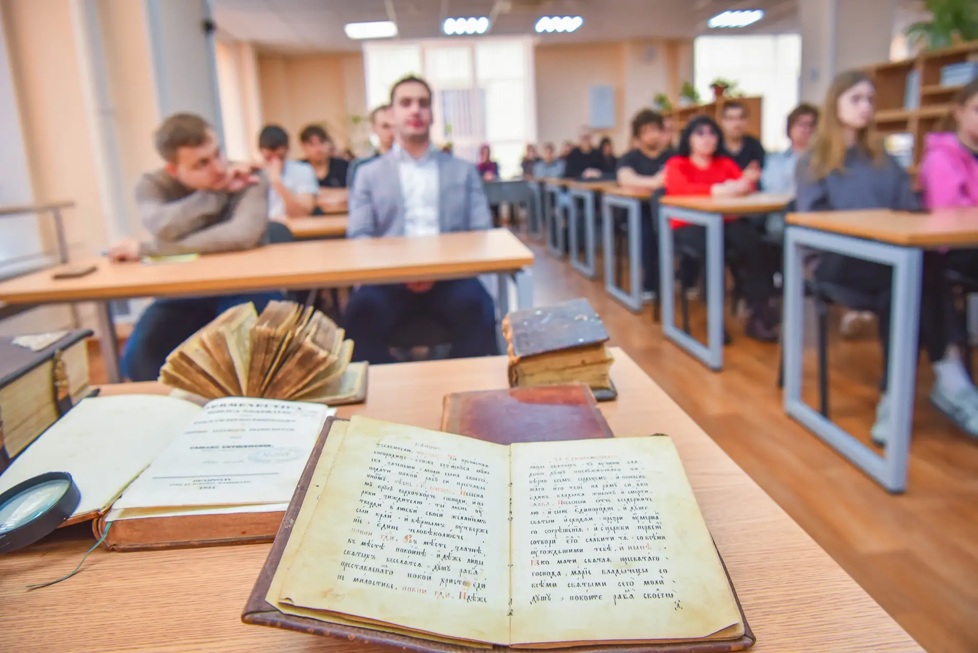❓ В каком году издана самая старинная из книг, находящаяся в хранилищах НТБ?   👍 - 1805 🥳 - 1907 ❤ -