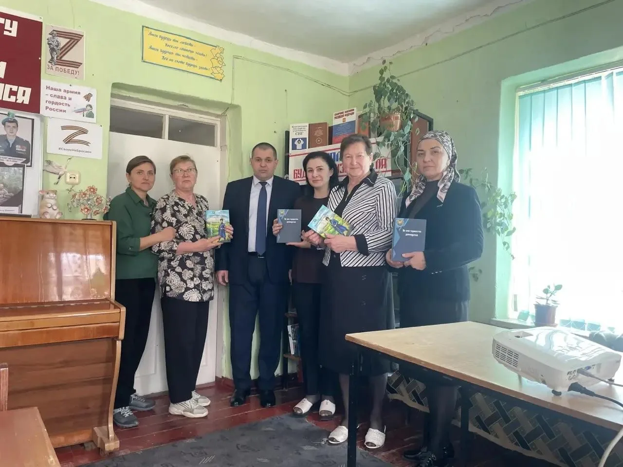 Председатель ТИК Урванского района Агурби Пшихачев передал в МКУК «Урванскую районную библиотеку» юб