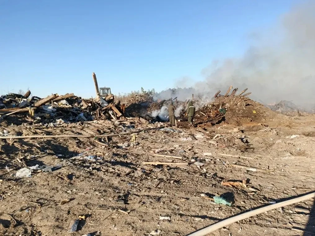 🚨 В Нижнем Бестяхе локализовали возгорание на свалке  ❗️Сегодня в пгт Нижний Бестях Мегино-Кангаласс