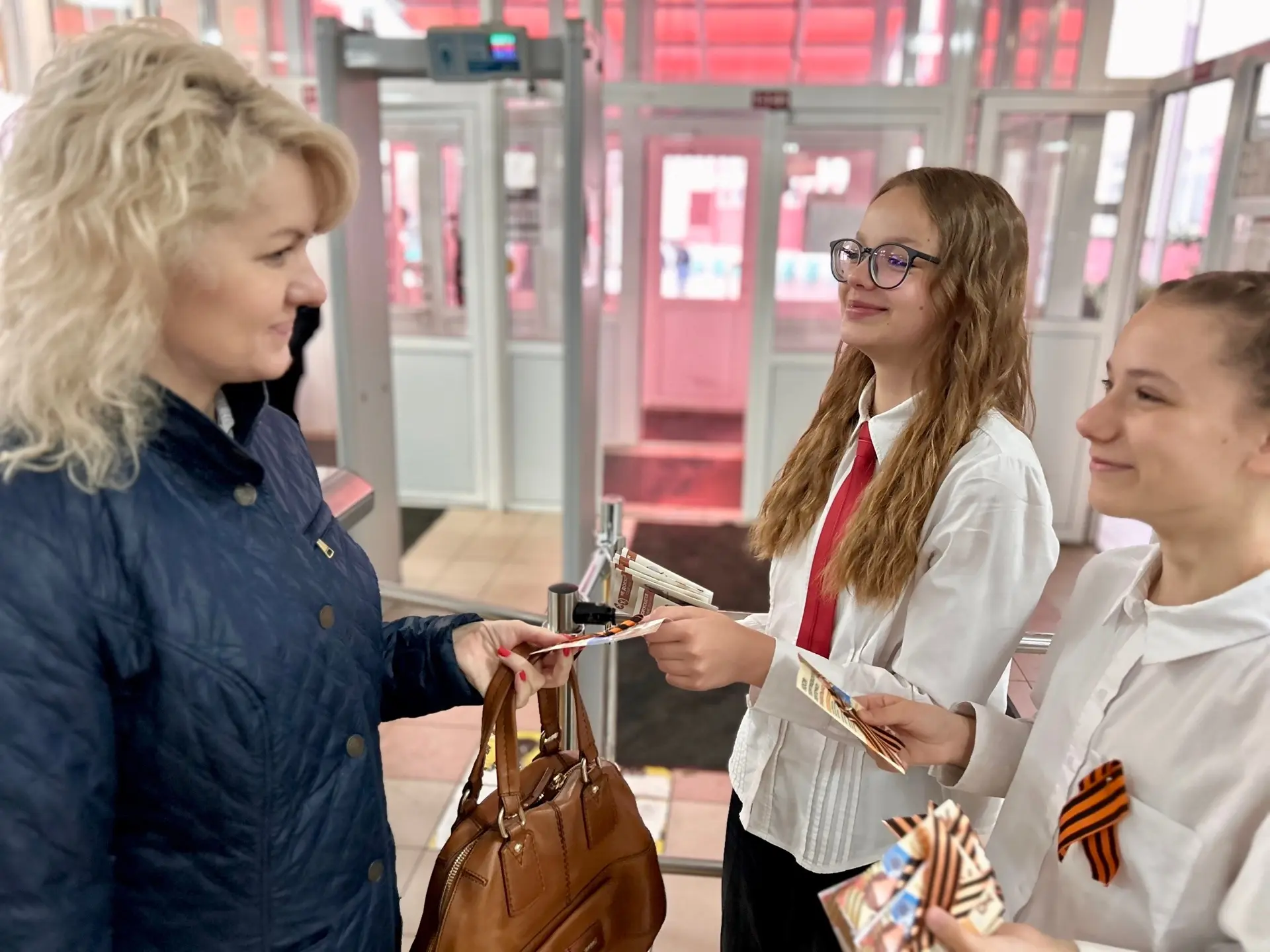 Ребята из волонтерского центра нашей школы проводили памятную акцию «Георгиевская лента», чтобы кажд