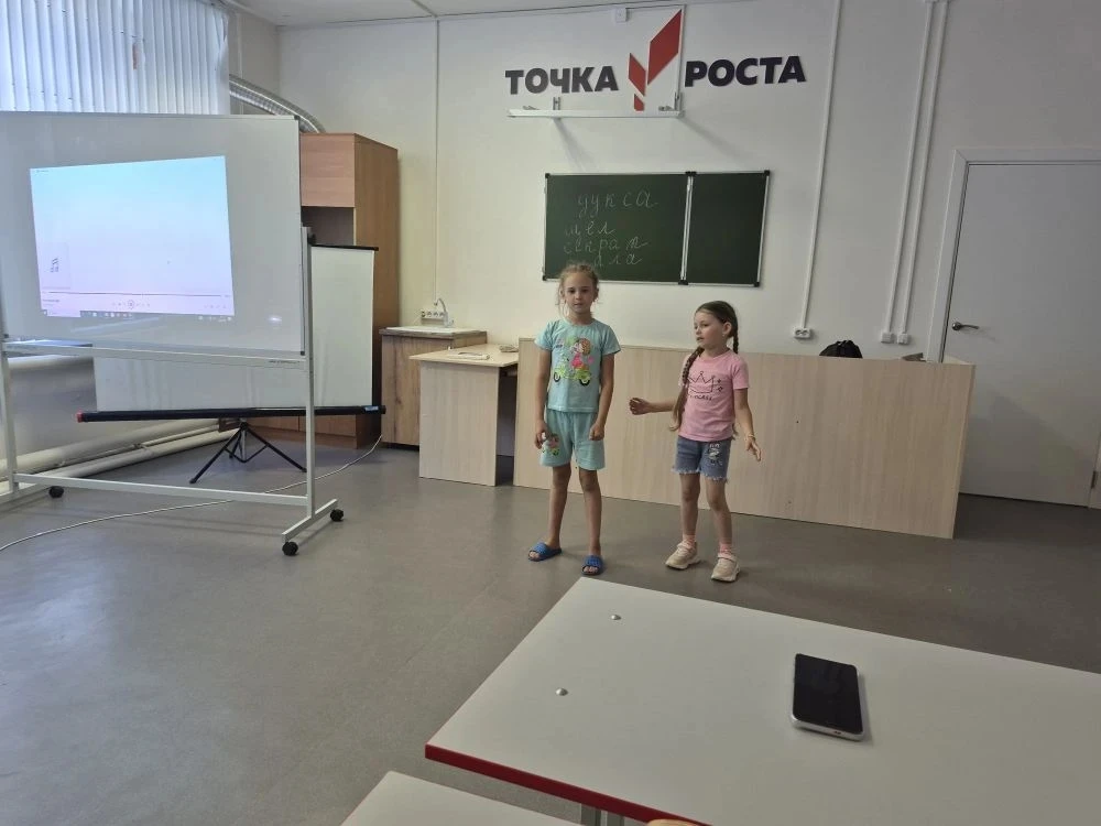 Сегодня в пришкольном лагере прошёл день музыки.Начался он как всегда с бодрящей зарядки  и вкусного
