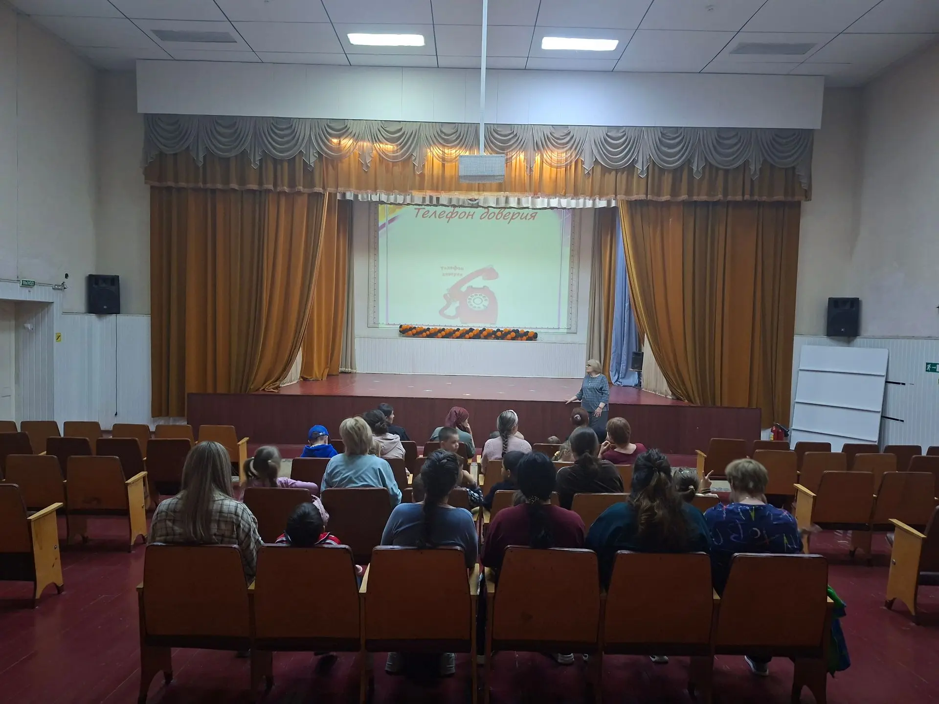 Детский Телефон Доверия: поддержка в трудную минуту