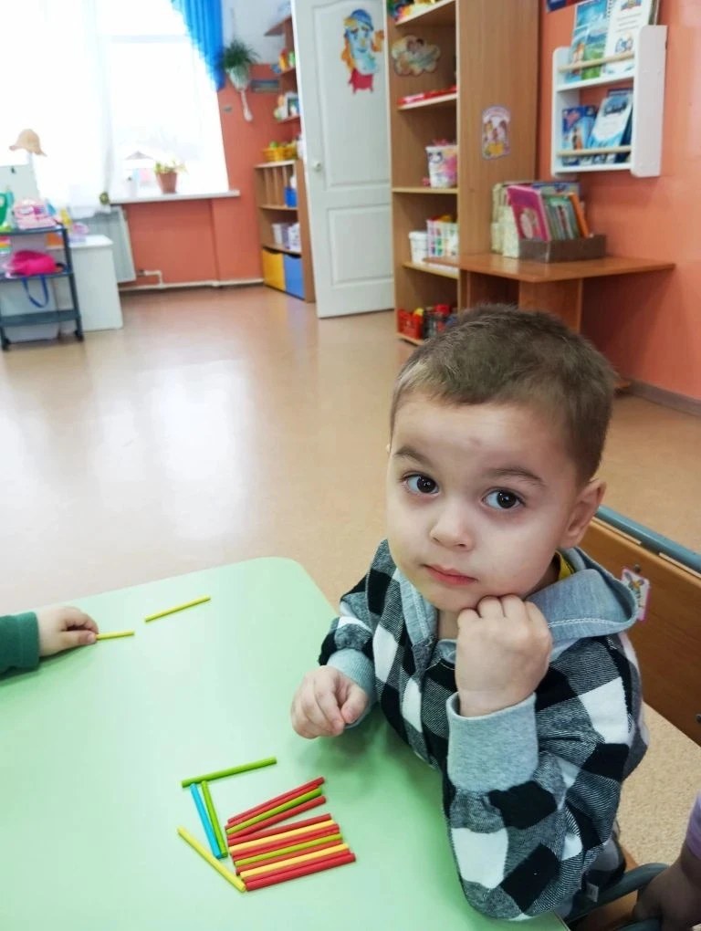 Занятие со счетными палочками развивает логическое мышление,тренирует мелкую моторику.