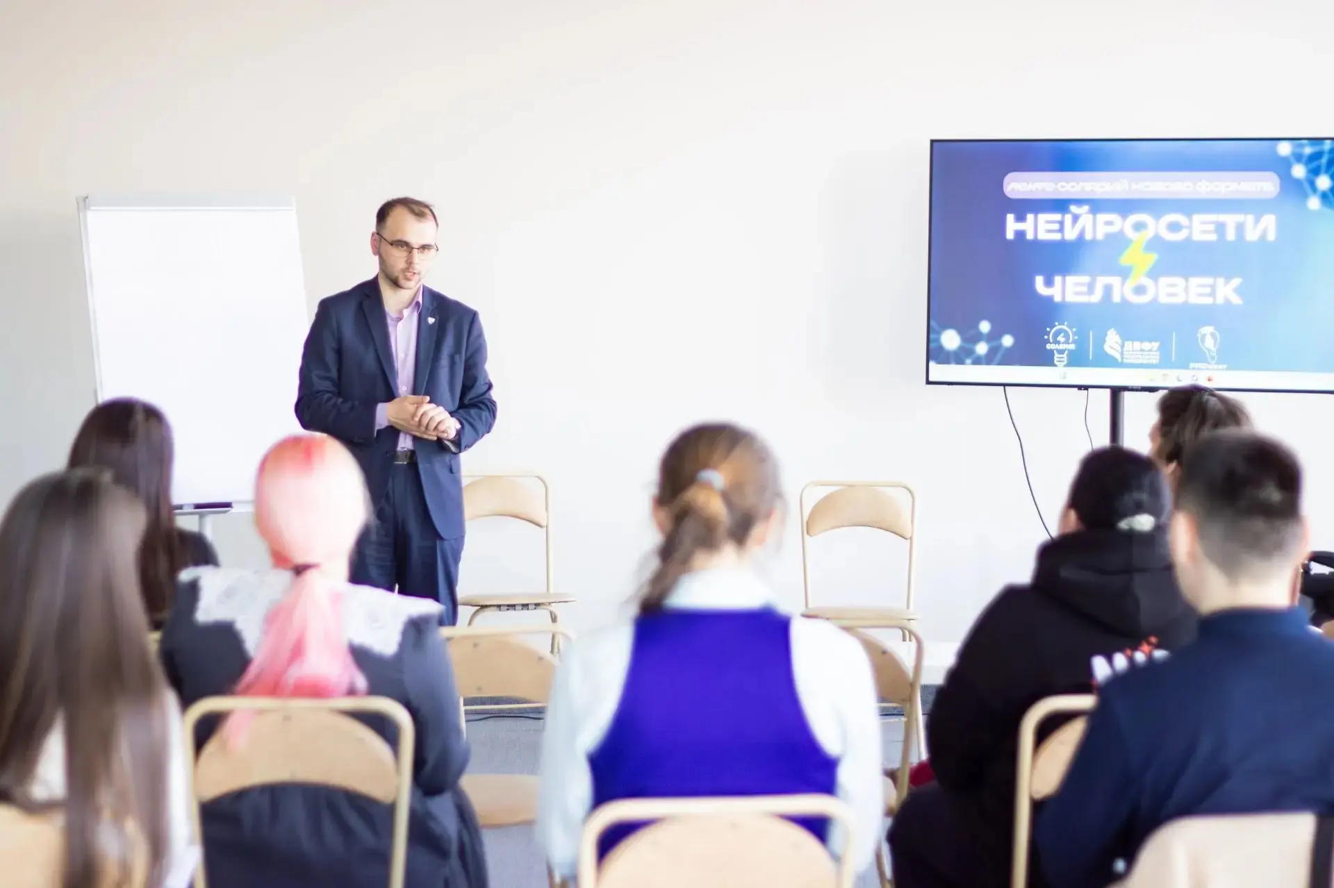 💡🧬 Научный стендап, импровизация, технологии: в ДВФУ прокачали навыки молодых просвет...