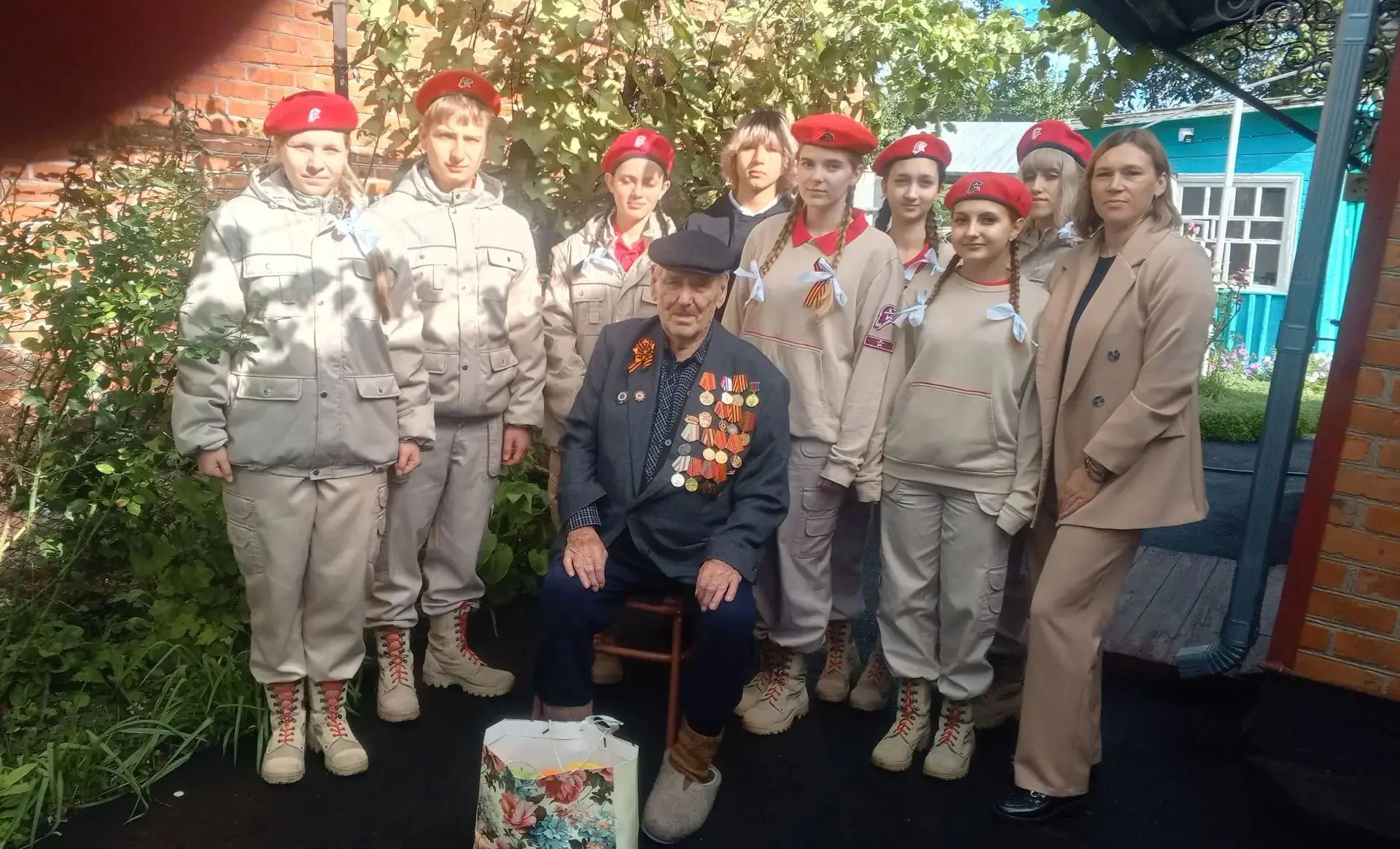 🎉 Юнармейцы  совместно с заместителем директора по воспитательной работе Милевской А.Н...