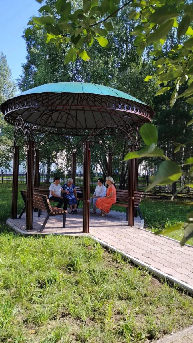 🏛️ В Урае завершили обустройство беседки на Ленина