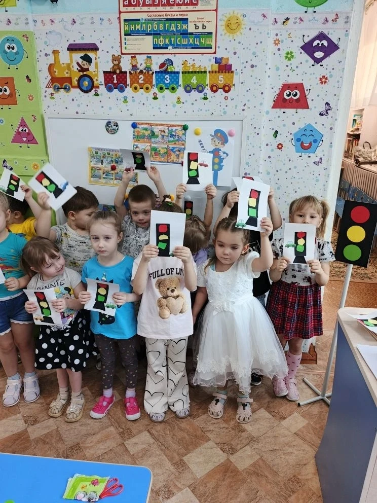 Сегодня с средней "Б" группе прошла беседа по ПДД. В ходе беседы дети узнали, как прави...