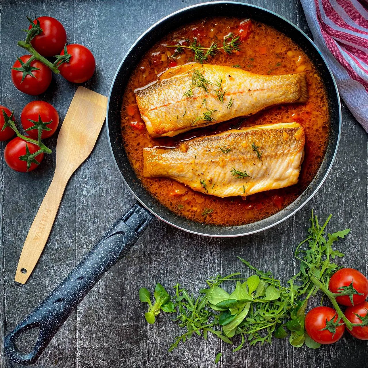 СУДАК В ТОМАТЕ С ЛУКОМ И МОРКОВКОЙ — сочный, ароматный и совсем несложный! 🍅✨ 

✨ИНГРЕДИЕНТЫ:
🔹 Су