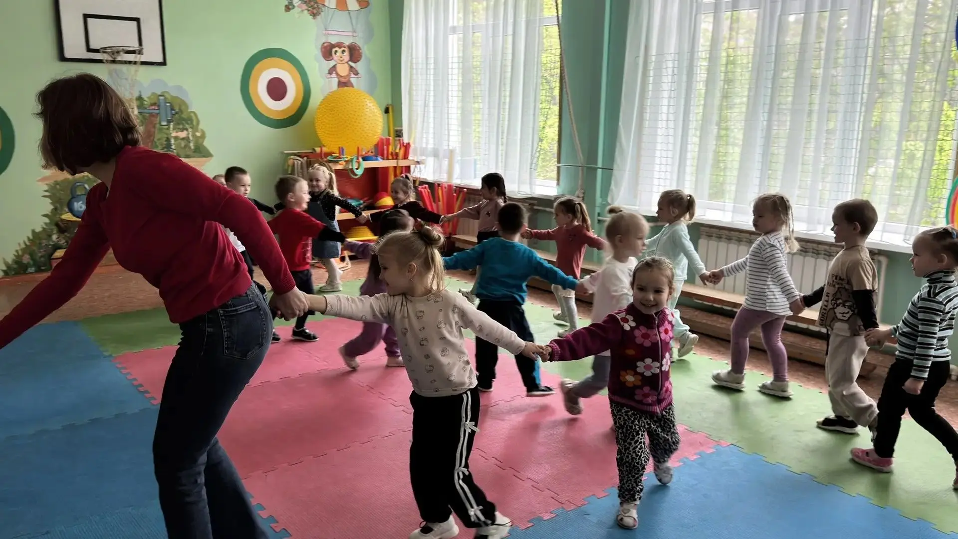 В физкультурном зале мы -