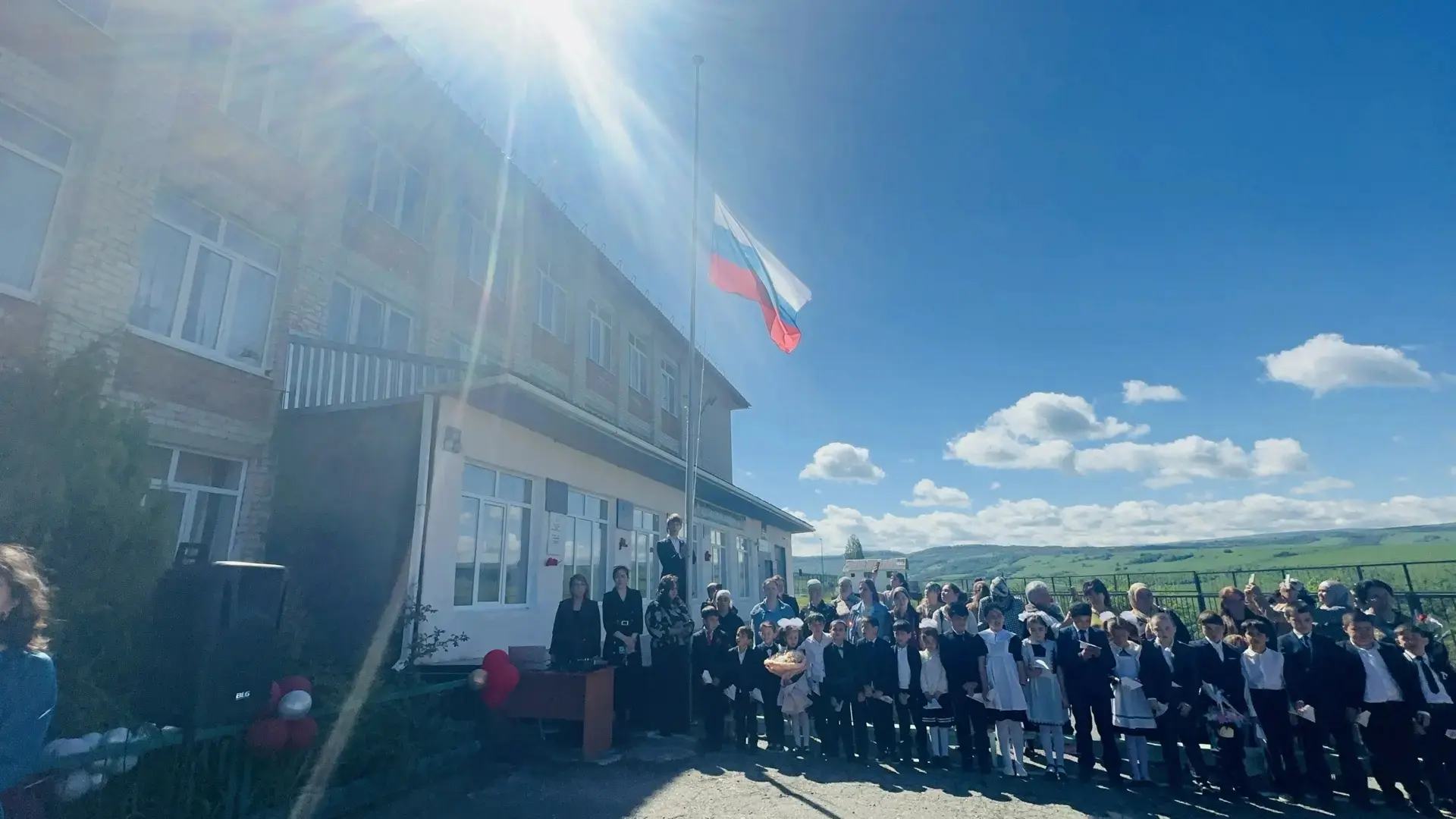 🎓 В нашей школе прошла торжественная линейка, посвящённая окончанию учебного года!

Прозвенел после