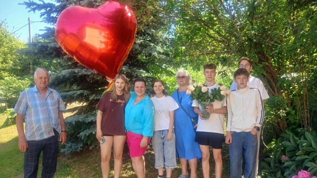 Уважаемая Диана Александровна! 
От лица всех учеников 8 «Б» класса и родительского комитета примите 