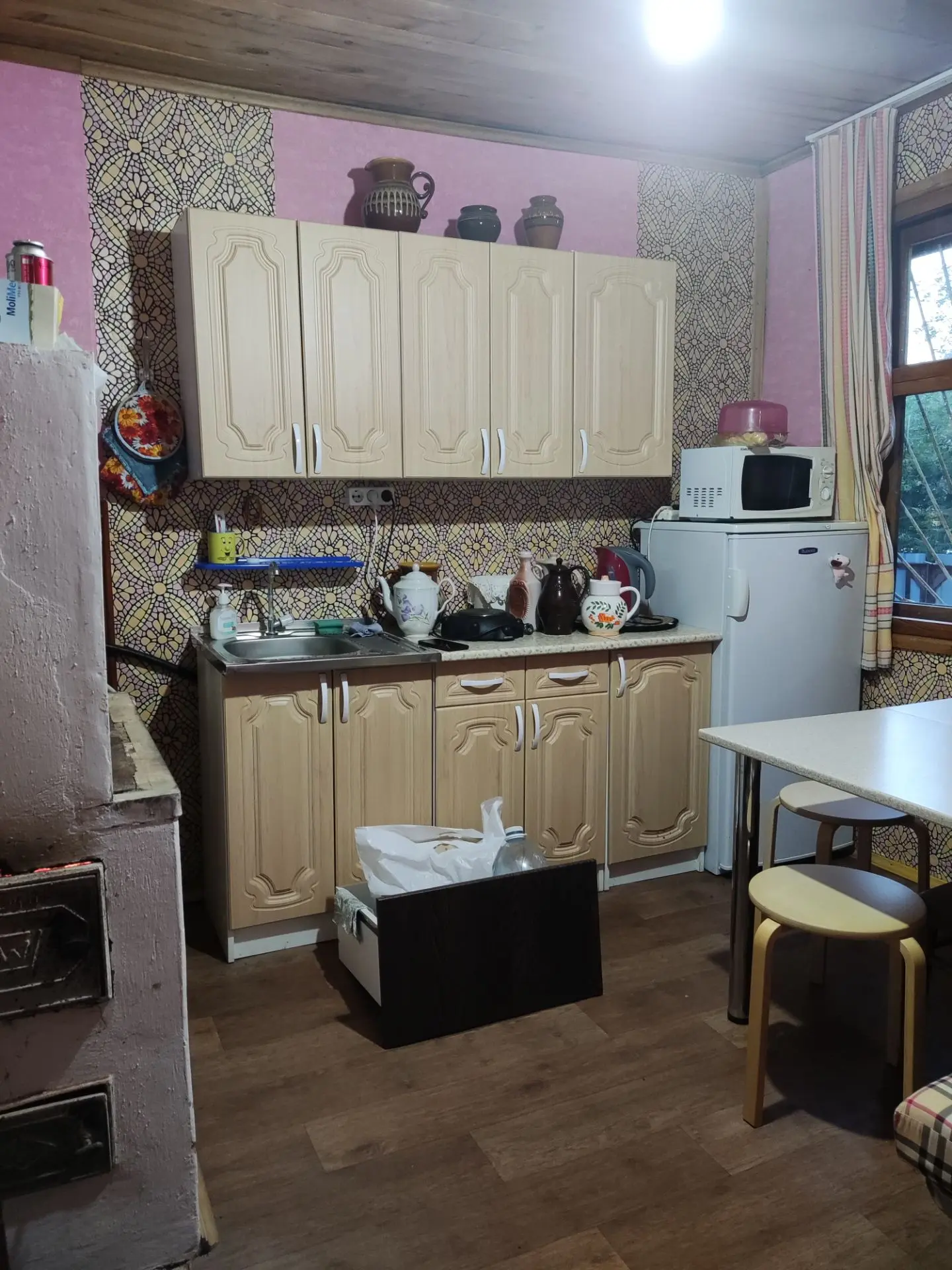 Архивное фото кухни на купленной нами даче мечты (об этом будет пост позже😉) . По-тихо...