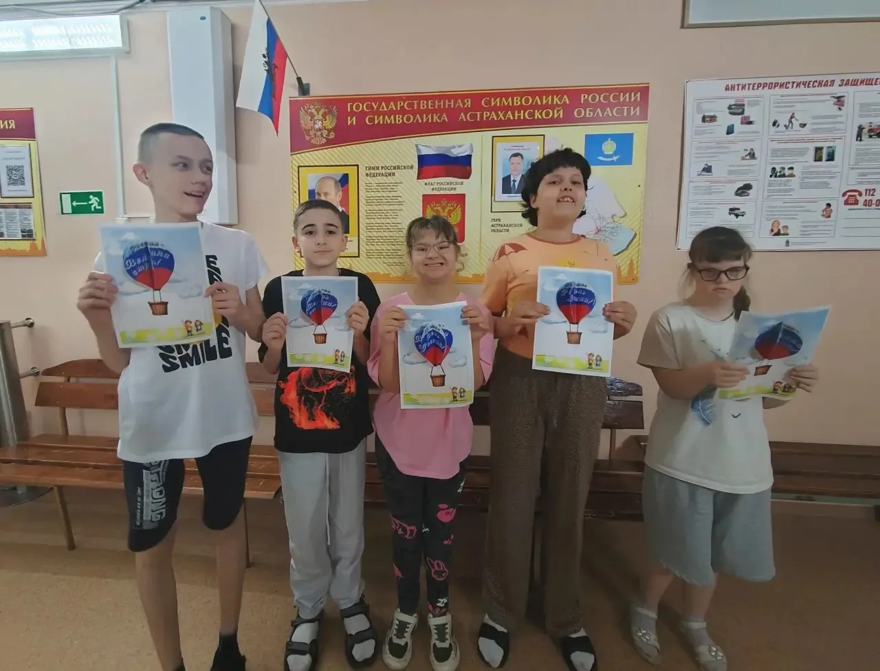 Сегодняшний день в лагере прошёл под знаком патриотизма и творчества.

Программа началась с бодрого 